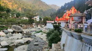 Scenic view of Kainchi Dham Ashram nestled in the lush green hills of Uttarakhand, India, featuring the iconic Hanuman temple and serene surroundings, a spiritual hub founded by Neem Karoli Baba