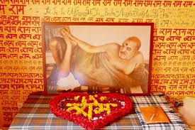 This is one of the most powerful image of baba Maharajji with his blanket. Seeing this image makes devotees experience Miracles and Spiritual Experiences