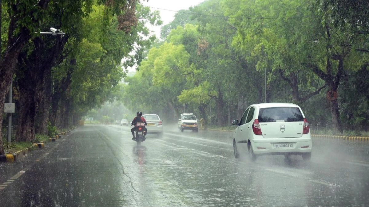 Delhi Sees Weather Twist as Cloudy Skies, Drizzle Offer Heatwave Respite
