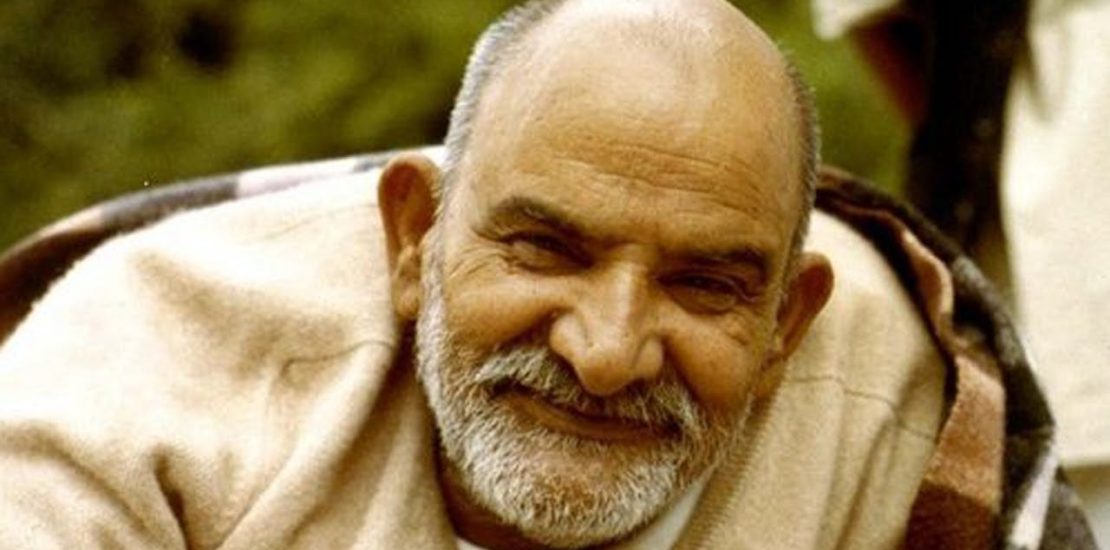 Baba Neeb Karori aka 'Maharaj Ji' smling and blessing the devotees, Kainichi Dham, vrindavan, hanumangadhi, nainital, uttarakhand