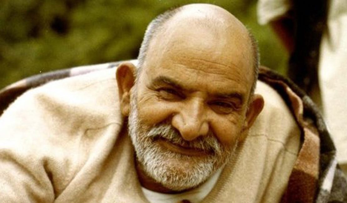 Baba Neeb Karori aka 'Maharaj Ji' smling and blessing the devotees, Kainichi Dham, vrindavan, hanumangadhi, nainital, uttarakhand
