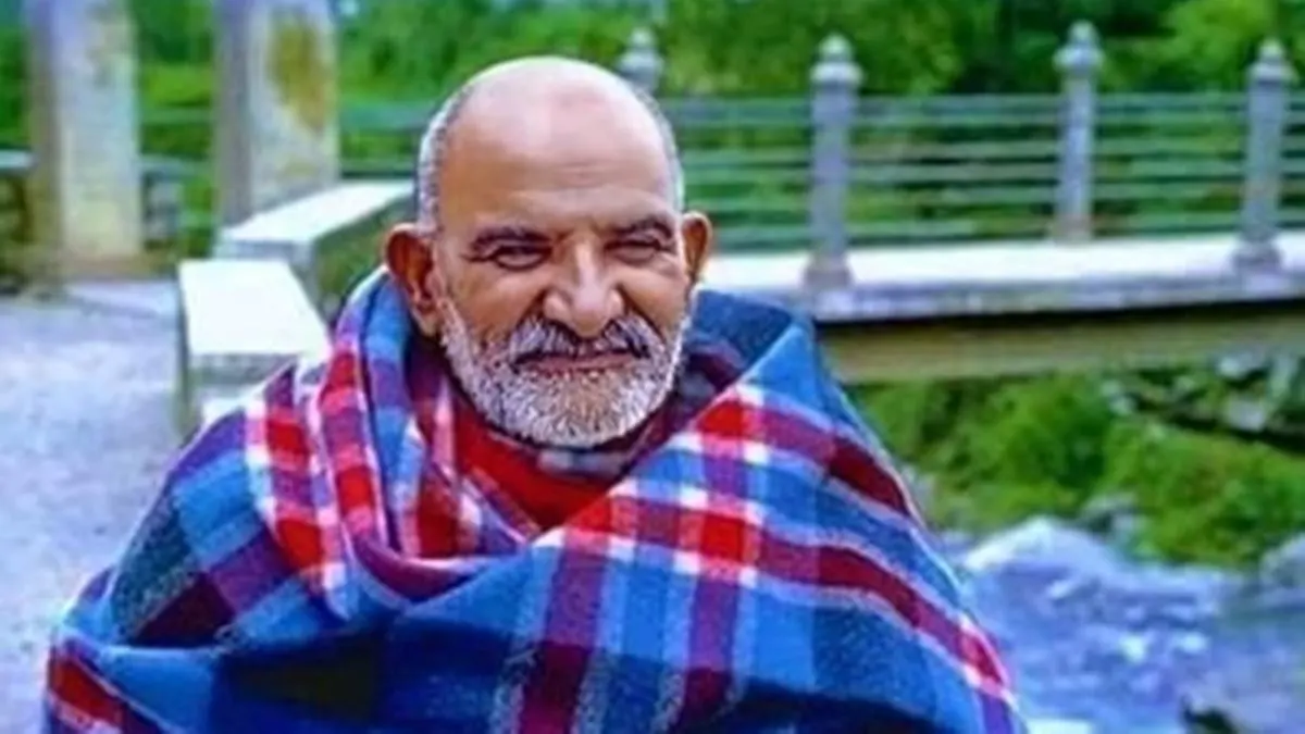 This is one of the most powerful image of baba Maharajji with his blanket. Seeing this image makes devotees experience Miracles and Spiritual Experiences